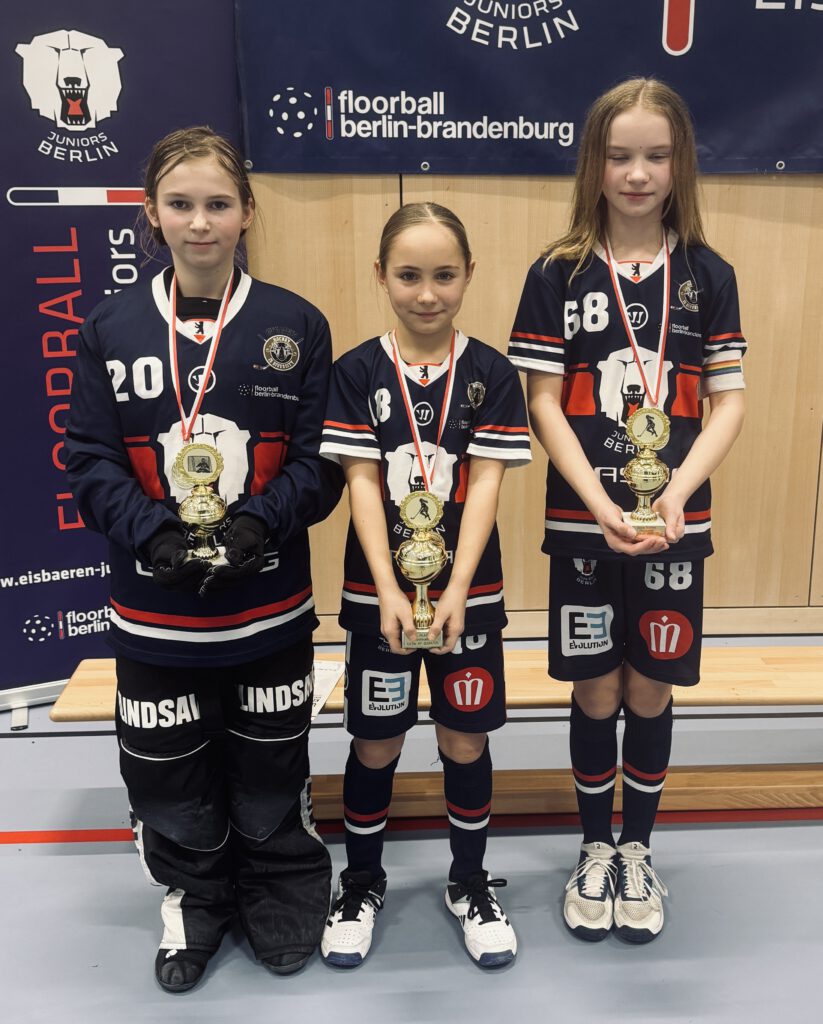 Bester Goalie Lea, Frizzie mit Meisterpokal, beste Scorerin Sara